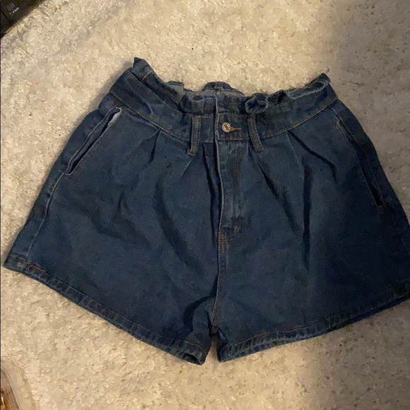 Ruffel Waist Slant Pocket Denim Shorts - Picture 4 of 4